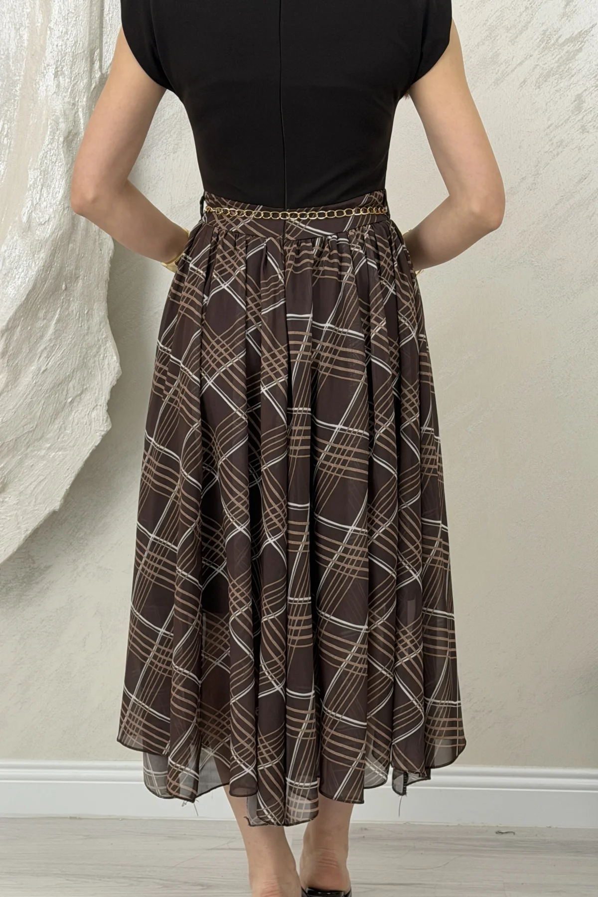 ŞİFON EKOSE DESENLİ ELBİSE- KAHVE