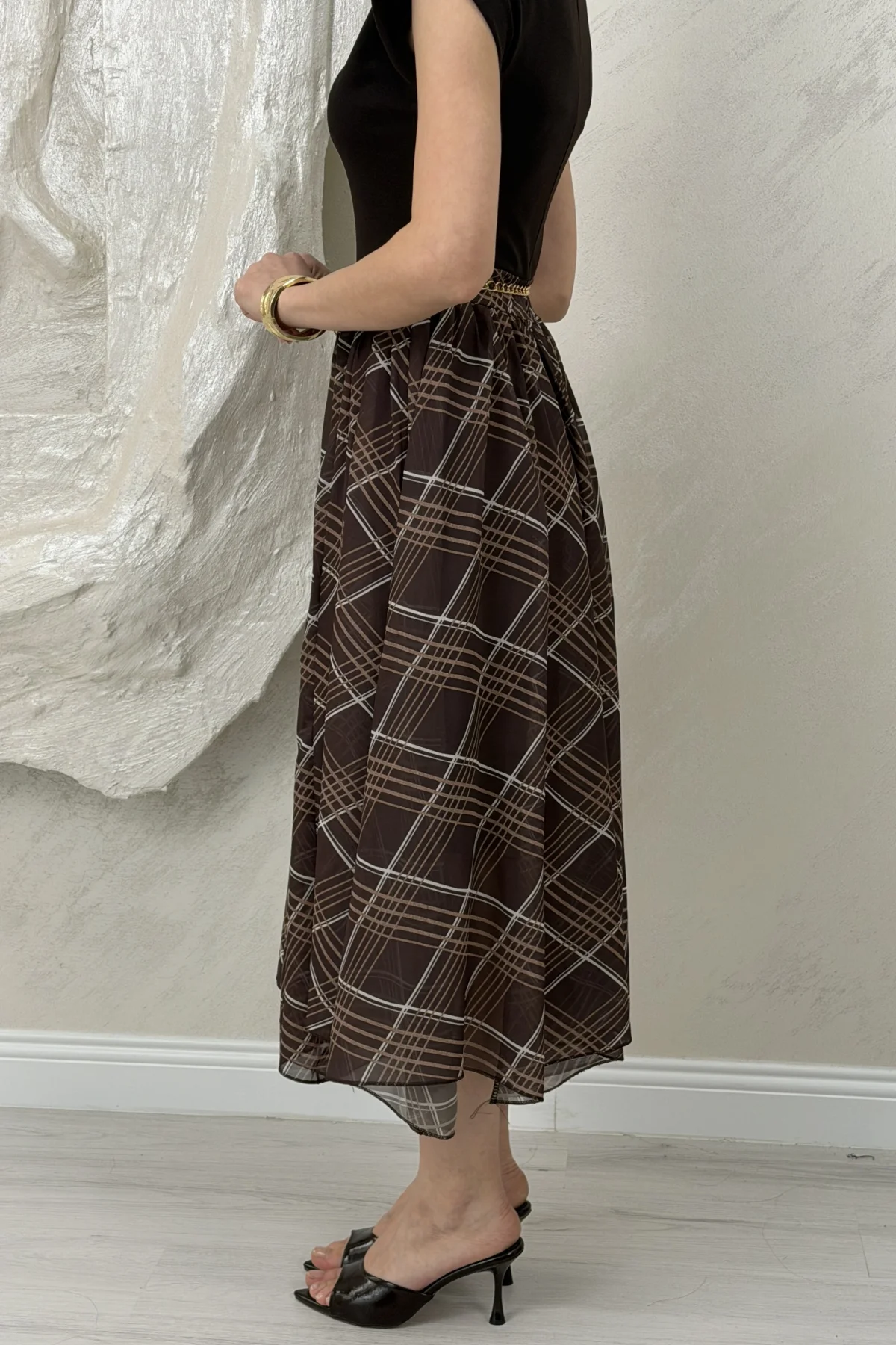 ŞİFON EKOSE DESENLİ ELBİSE- KAHVE