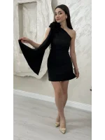 TEK OMUZ GÜL AKSESUARLI KISA ELBİSE