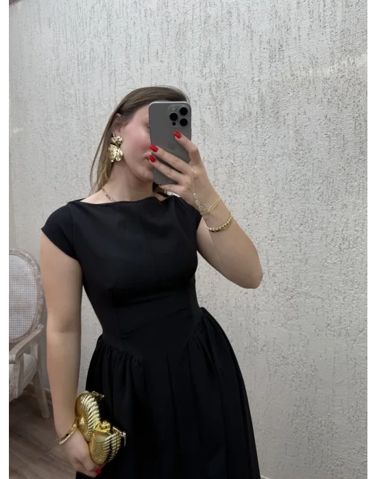 Belden Oturtmalı Sırt Detaylı Midi Boy Elbise Siyah