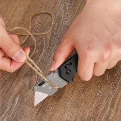 WORKPRO WP211035 Ağır Hizmet Çelik/Ahşap Gövde Katlanır Rötuş Maket Bıçağı + 11 Adet Yedek Bıçak