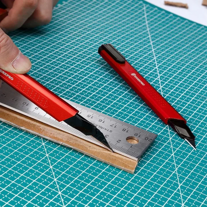 WORKPRO WP212020 9MM Alüminyum Kasa Cep Askılı Maket Bıçağı (KIRMIZI)