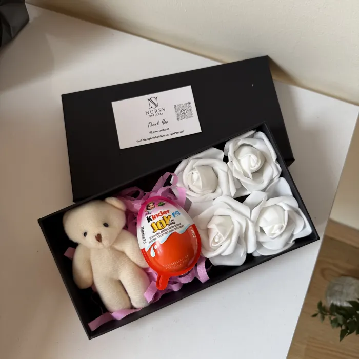 AYICIKLI GÜLLÜ KUTU İÇERİSİNDE KINDER (yüzük dahildir)