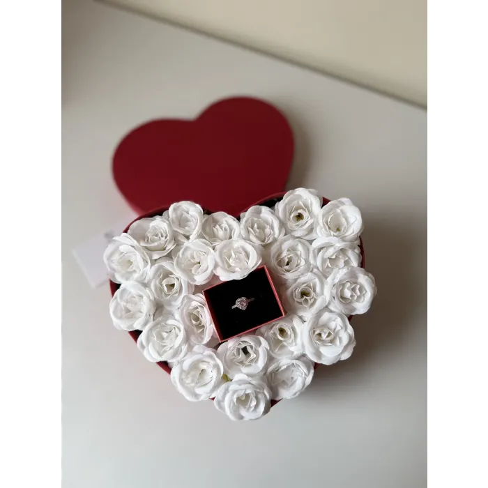 Güllerle dolu özel yüzüklü kalp kutu