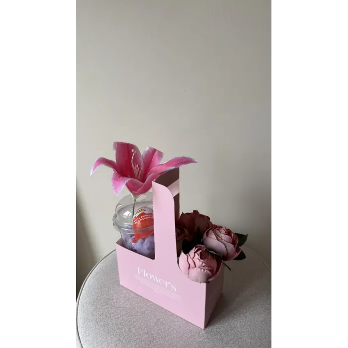 Özel tasarım kutuda çiçek ve hediyeler