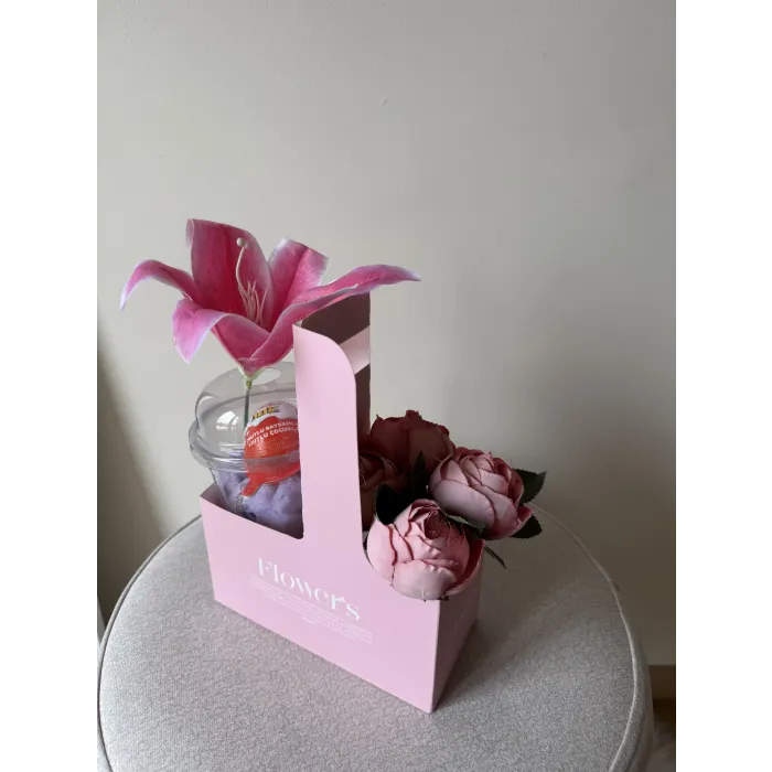 Özel tasarım kutuda çiçek ve hediyeler