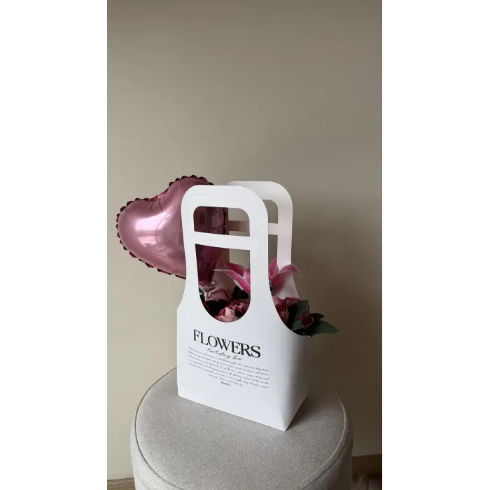 Çiçeklerle dolu çantalı buket