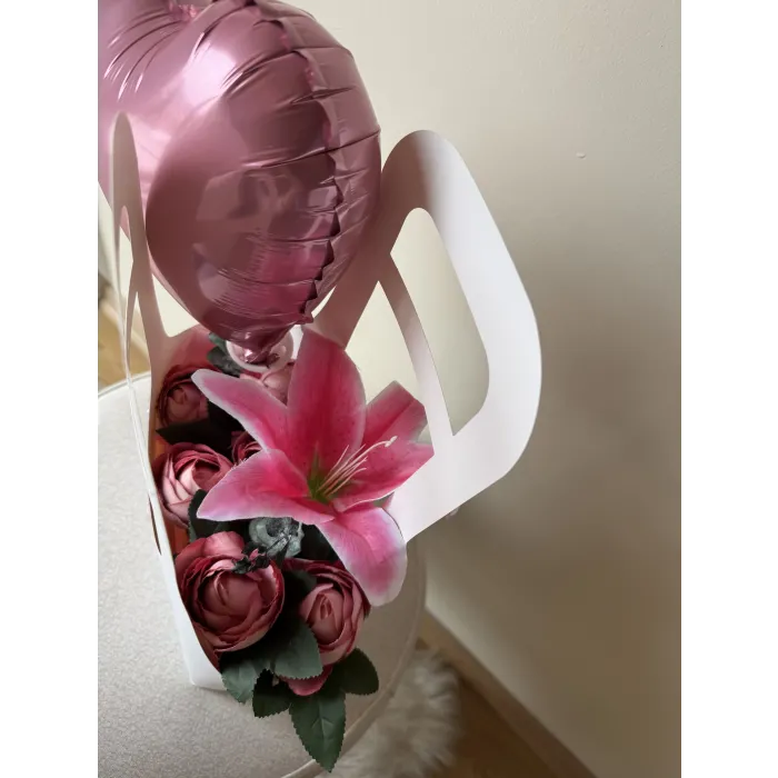 Çiçeklerle dolu çantalı buket