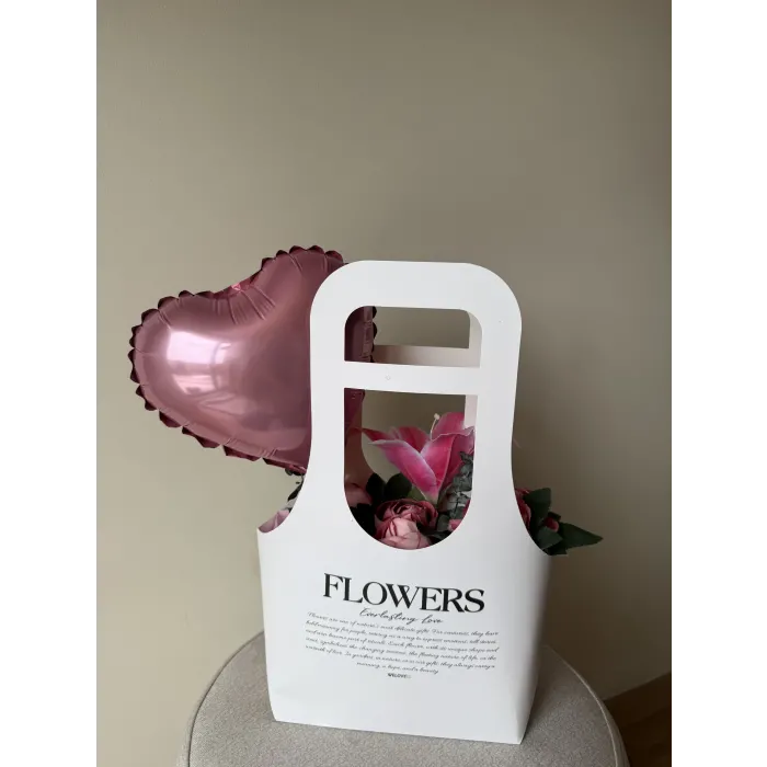 Çiçeklerle dolu çantalı buket