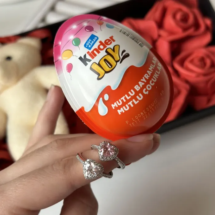 AYICIKLI GÜLLÜ KUTU İÇERİSİNDE KINDER (yüzük dahildir)