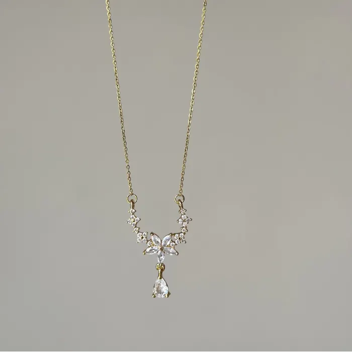 ÇELİK ÇİÇEK DETAYLI  GOLD RENK  KOLYE