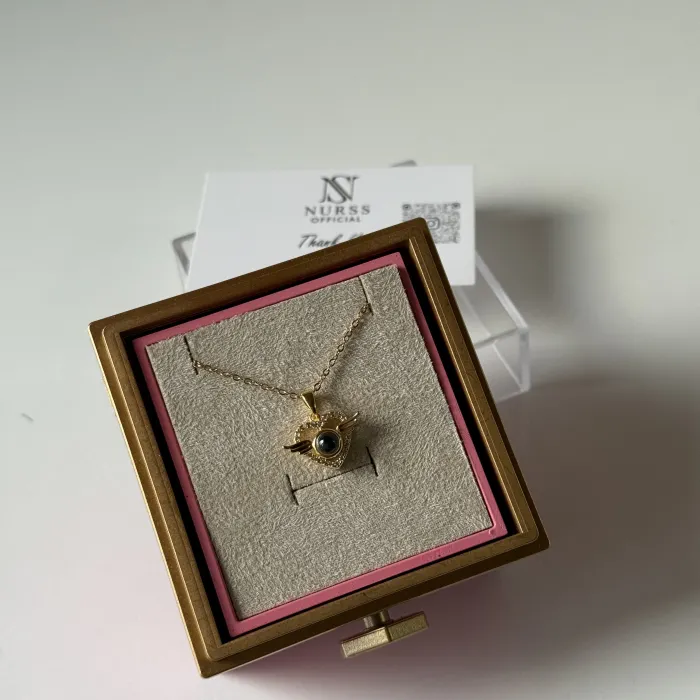 Dönen güllü kutu içerisinde 100 dilde seni seviyorum kolye