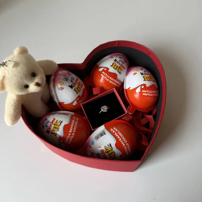 Kutu içerisinde kinder ve yüzük