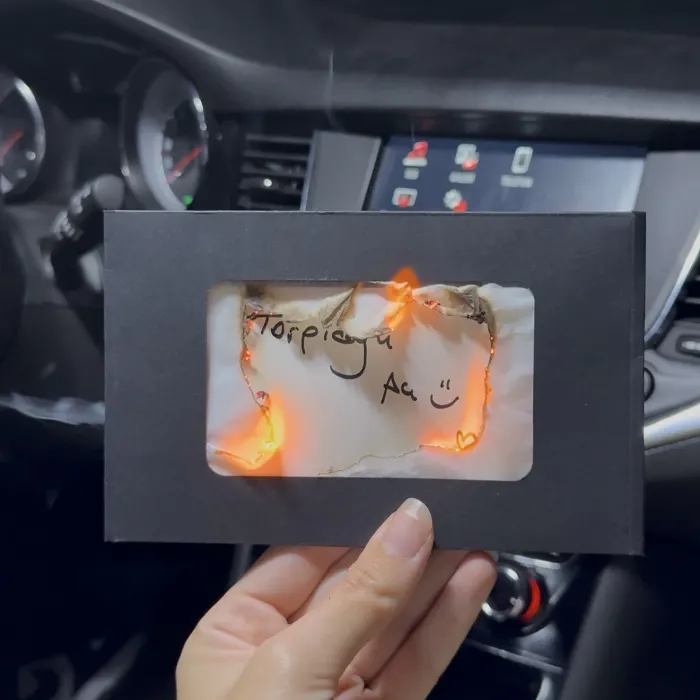 Not yazılan yanan karton