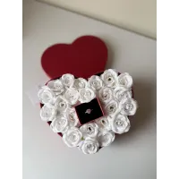 Güllerle dolu özel yüzüklü kalp kutu