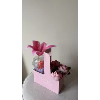Özel tasarım kutuda çiçek ve hediyeler
