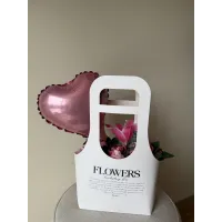 Çiçeklerle dolu çantalı buket