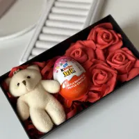 AYICIKLI GÜLLÜ KUTU İÇERİSİNDE KINDER (yüzük dahildir)