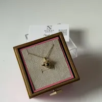 Dönen güllü kutu içerisinde 100 dilde seni seviyorum kolye