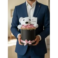 Kutu içerisinde ayıcıklı güllü hediye buket