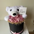 Kutu içerisinde ayıcıklı güllü  hediye buket