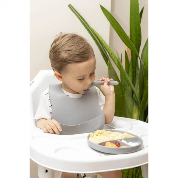 Nevamel Gri 3’lü Silikon Yemek Seti – Önlük + Diş Kaşıyıcılı Kaşık + Vakumlu Tabak