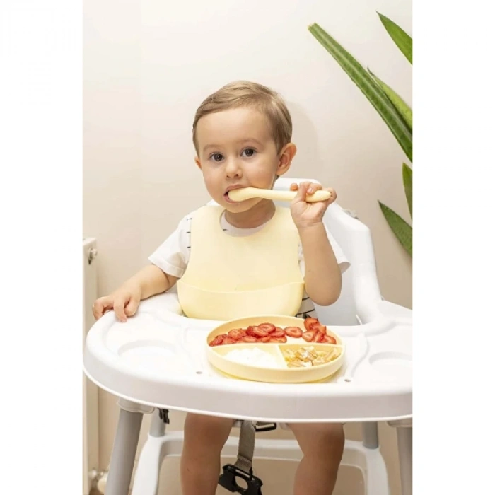 Nevamel Sarı 3’lü Silikon Yemek Seti – Önlük + Diş Kaşıyıcılı Kaşık + Vakumlu Tabak