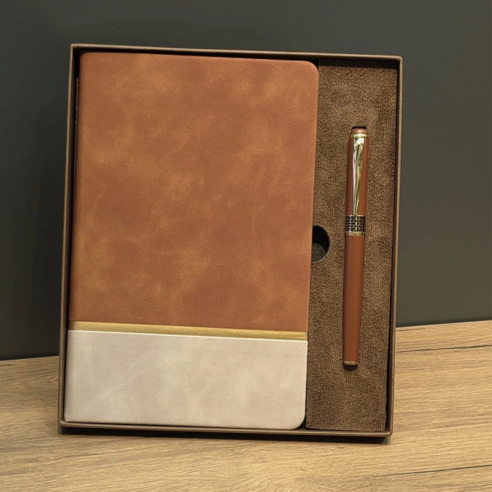 Nevamel® Taba Rengi Gold Detaylı Termo Deri Defter Ve Metal Roller Kalem Hediye Seti