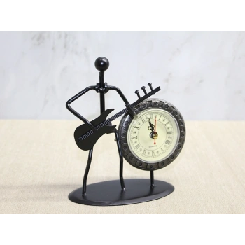 Nevamel Metal Saatli Gitar Çalan Müzisyen