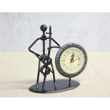 Nevamel Metal Saatli Keman Çalan Müzisyen