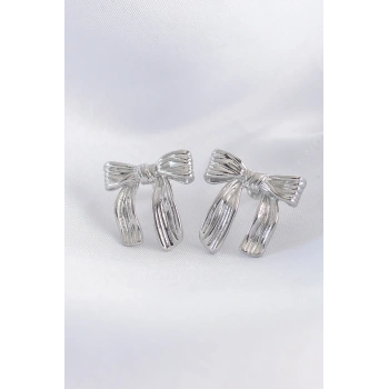 Nevamel® Pirinç Gümüş Renk Çizgi Detay Fiyonk Küpe 5886