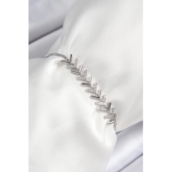 Nevamel® Pirinç Zirkon Taşlı Sıralı Ok Model Gümüş Renk Asansörlü Kadın Bileklik 5886