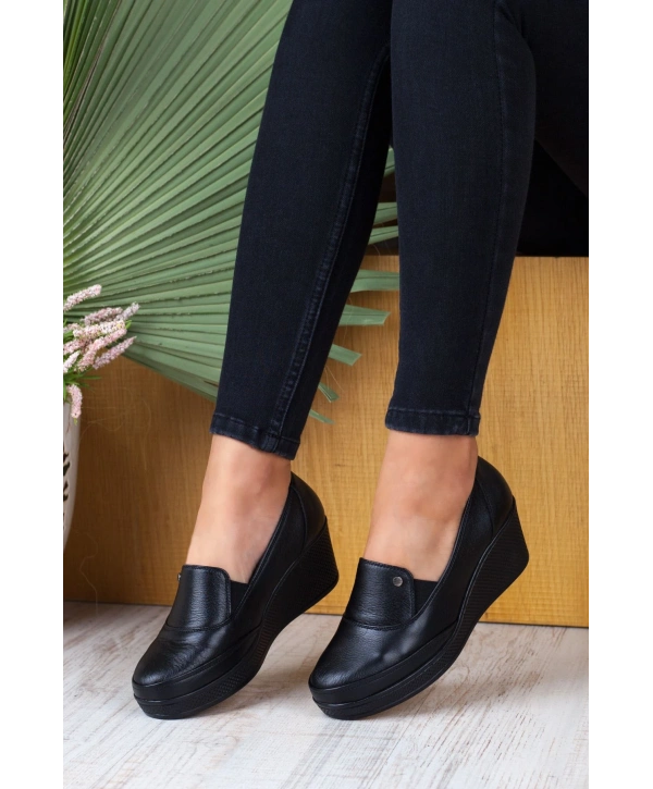 1012 AYMODA DERİ YÜKSEKTABAN LASTİKLİ KADIN AYAKKABISI