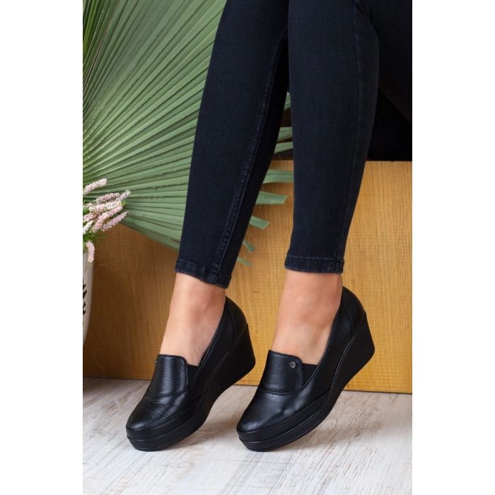 1012 AYMODA DERİ YÜKSEKTABAN LASTİKLİ KADIN AYAKKABISI