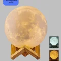 BUĞZ 16 Renkli 3D Baskılı Ay Lambası Ahşap Standlı