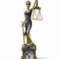 BUĞZ 26x7 cm Polyester Saatli Adalet Figürü