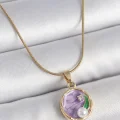 BUĞZ 316L Çelik Gold Renk Zincir Mor Çiçek İşlemeli Zirkon Taş İnci Detaylı Minimal Portre Model Kadın Kolye