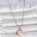 BUĞZ 316L Çelik Gold Renk Zincir Pembe Çiçek İşlemeli İnci Detay Portre Model Kadın Kolye - BUĞZ