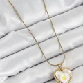 BUĞZ 316L Çelik Zincir Beyaz Sanatsal Portre İnci Detaylı Papatya Figürlü Kalp Model Gold Renk Kadın Kolye - Lisinya
