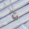 BUĞZ 316L Çelik Zincir Gümüş Renk Kırmızı Gül Detay Kedi Figür Zirkon Taşlı Ay Kolye