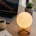BUĞZ 3D Ay Gece Lambası Ahşap Standlı Dekoratif LED Masa Lambası