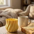 BUĞZ 3D Kıvrımlı Sarı Vazo Modern Dekoratif Ev Aksesuarı Şık Tasarım