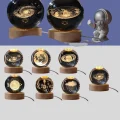 BUĞZ 5 cm 3D Kristal Astronot Küre Lamba – Dekoratif LED Işıklı Ahşap Stand