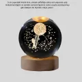 BUĞZ 5 cm 3D Kristal Astronot Küre Lamba – Dekoratif LED Işıklı Ahşap Stand