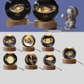 BUĞZ 5 cm 3D Kristal Astronot Küre Lamba – Dekoratif LED Işıklı Ahşap Stand - Lisinya