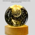 BUĞZ 5 cm 3D Kristal Astronot Küre Lamba – Dekoratif LED Işıklı Ahşap Stand - Lisinya