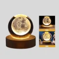 BUĞZ 8 cm Ay Desenli Kristal Küre Sıcak LED Işıklı Ahşap Tabanlı Oda Lambası