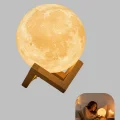 BUĞZ Ahşap Standlı 3D Baskı Ay Lambası 16 Renkli ve Şarjlı Uzaktan Kumandalı