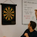BUĞZ Aile ve Arkadaş Oyunları İçin Manyetik Dart Tahtası 6 Ok Dahil