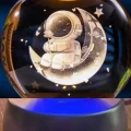 BUĞZ Ay Üstünde Astronot Tasarımlı Plastik Altlıklı Işıklı Cam Küre